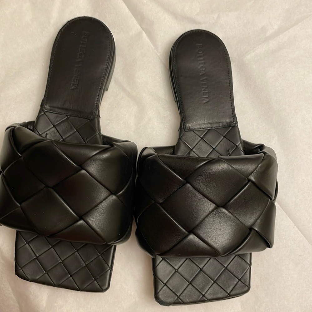 The BOTTEGA VENETA lido flat sandals size 36-6 black